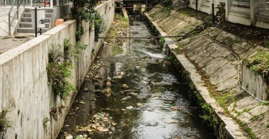 Semarang Endonezya'da çöp fotoğraf ile kirli hendek