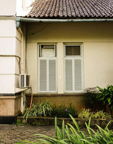 Semarang Endonezya'da çalılar fotoğraf ile bir ev bir tarafı