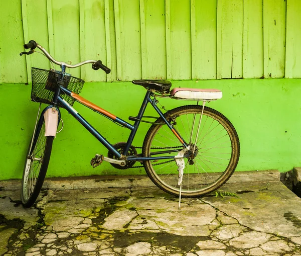 An old bicycle parked near green wall photo taken in Semarang Indonesia — Stock Photo, Image