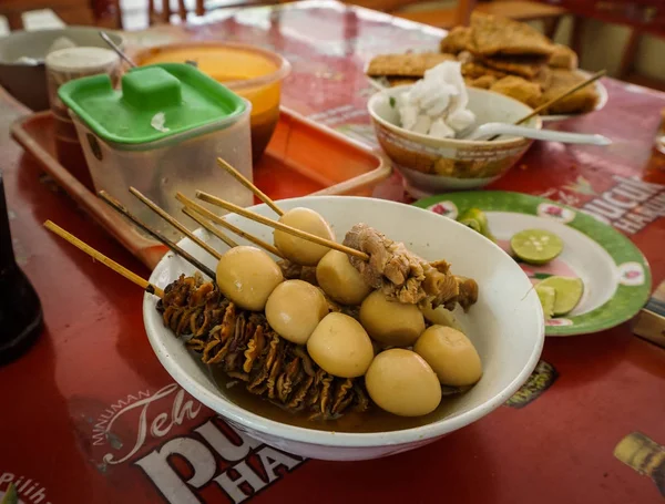 Сатэй с яйцом перепела и темпе во фритюре, фото сделано в Семаранге Индонезия — стоковое фото