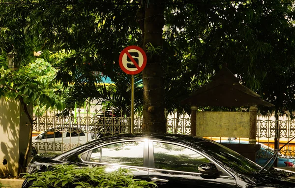 Sebuah mobil hitam yang diparkir di area parkir terlarang foto yang diambil di Semarang Indonesia — Stok Foto