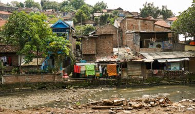 Gecekondu Semarang Endonezya'da çekilmiş bir çamurlu nehir fotoğrafı yakın: