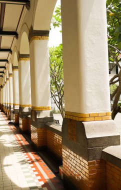 Arow Semarang Endonezya'da çekilmiş bir bahçe fotoğrafı yakınındaki beyaz sütun