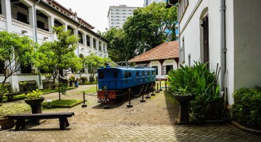 Semarang Endonezya'da Lawang Sewu fotoğraf, kullanılmayan mavi eski tren