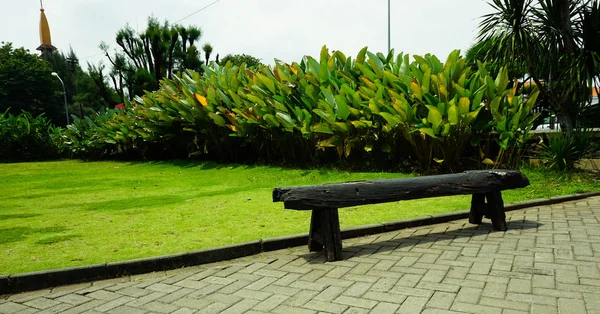在印尼三宝朗建筑劳昂塞武拍摄的一张美丽的黑木长凳照片 — 图库照片