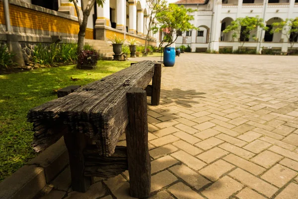 Sebuah bangku dibuat dari kayu froom di Lawang Sewu foto yang diambil di Semarang Indonesia — Stok Foto