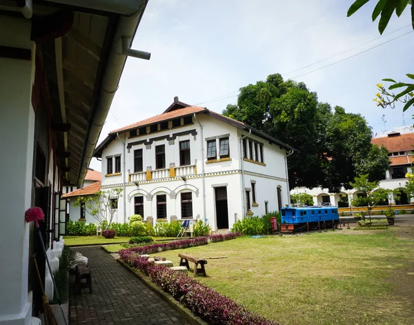 Pemandangan bangunan Lawang Sewu dari foto taman yang diambil di Semarang Indonesia — Stok Foto