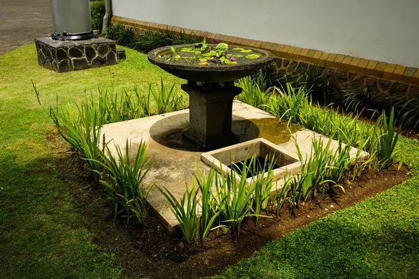Vacker trädgård med grönt gräs och vatten fontän foto taget i Semarang Indonesien — Stockfoto