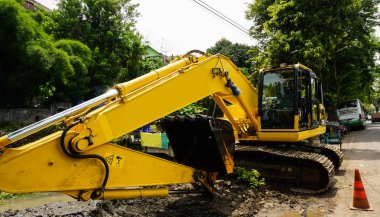 Semarang Endonezya'da alınan yol fotoğraf ortasında bir ekskavatör