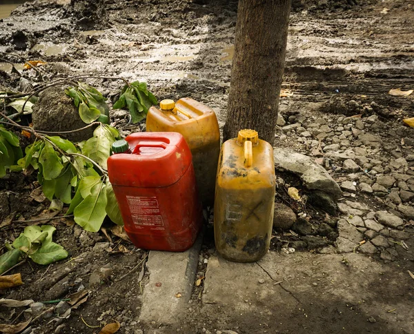 Petróleo Jerry Can abandonado em uma foto de jardim tirada em Semarang Indonésia — Fotografia de Stock