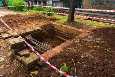 Yaya fotoğraf Jakarta Endonezya'da alınan bir delik kazma