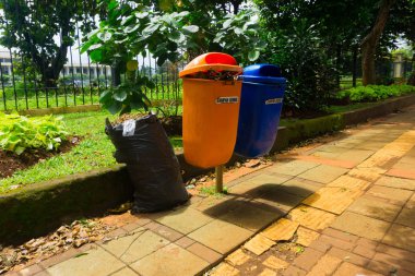 turuncu ve mavi çöp kutusu fotoğraf Jakarta Endonezya