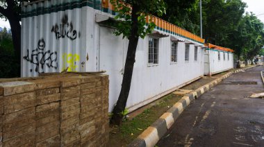 Çinko konteyner çit inşaat alanı ve tuğla fotoğraf Jakarta Endonezya'da alınan bir Höyük kaplama için