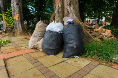 Jakarta Endonezya'da yaya fotoğraf, çöp çuval uzan