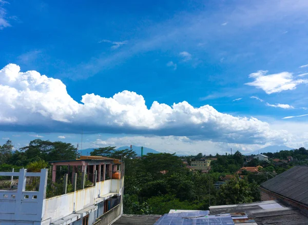 Widok białego pochmurnego nieba z dachy dom zdjęcie zrobione w Jakarta Indonezja — Zdjęcie stockowe