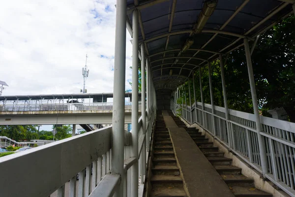 Наверху на фото с пешеходного моста в Джакарте Индонезия — стоковое фото