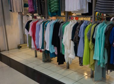 Rafta asılı erkek giyim Jakarta Endonezya'da çekilen fotoğraf görüntüleme