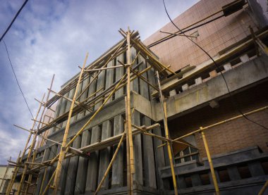 Jakarta Endonezya alınan bambu iskele fotoğraf kullanarak bir bina inşa