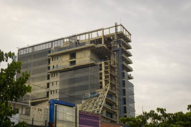 Arka plan fotoğrafı Jakarta Endonezya alınan bulutlu gökyüzü ile Bina inşaatı