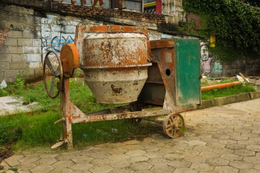 kirli çimento karıştırıcı Jakarta Endonezya'da alınan bir ev fotoğraf önünde terk