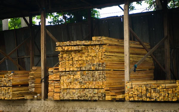 Papan kayu bertumpuk foto di Jakarta Indonesia — Stok Foto