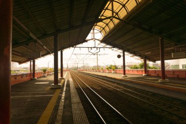 Adl peron ve Jakarta Endonezya'da çekilen bir güneş ışık fotoğraf ile boş istasyonu