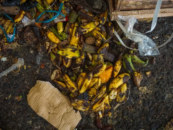 Déchets de bananes pourries abandonnées sur le marché traditionnel au sol en jakarta indonesia — Photo