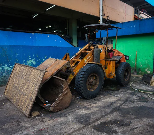 Pelle jaune garée au coin habituellement utilisé pour la collecte des ordures traditionnel matket photo prise à Jakarta Indonésie — Photo