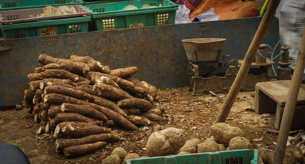 Cassavas et patates douces vendus à Pasar Minggu marché traditionnel photo prise à Jakarta Indonésie — Photo