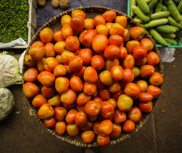Tomate en una cesta vendida en la tradicional foto de mercado tomada en pasar minggu jakarta — Foto de Stock