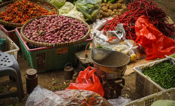 El tendero verde vende verduras, hierbas y especias en el mercado tradicional en Yakarta Indonesia — Foto de Stock