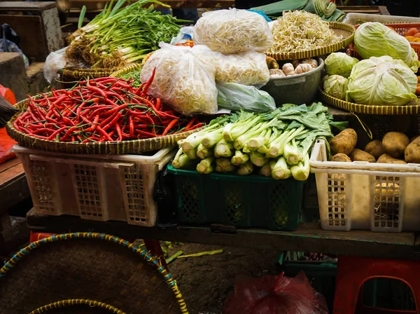 El tendero verde vende varios tipos de verduras en el mercado tradicional en Yakarta Indonesia — Foto de Stock