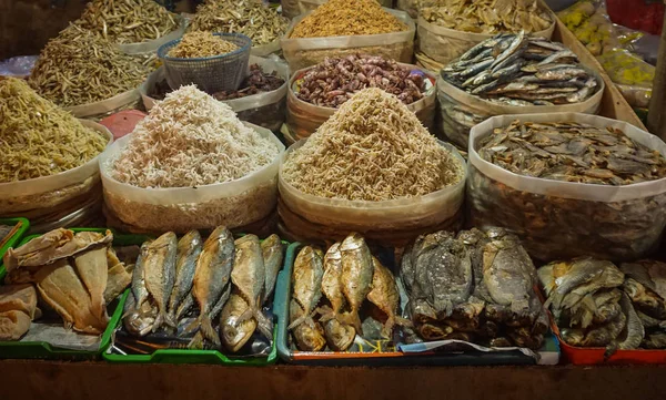 Varios tipos de pescado salado y anchoa foto tomada en Yakarta Indonesia — Foto de Stock