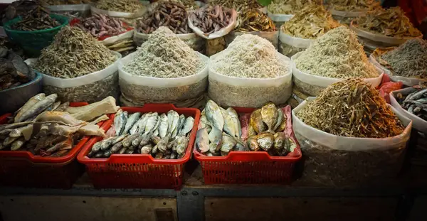 Pescado salado y anchoa en el mercado tradicional en Yakarta Indonesia — Foto de Stock