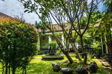 Eski bina ve Pekalongan Endonezya Batik Müzesi Fotoğraf çeşme ile güzel Bahçe