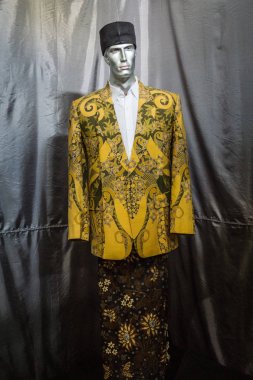 Sarı takım elbise ve Malaya peştemâli batik desen Pekalongan Endonezya Batik Müzesi Fotoğraf görüntülenen ile