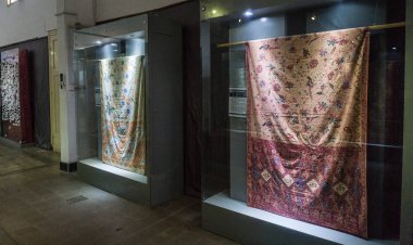 Cam kabin aydınlatma fotoğraf Batik Müzesi Pekalongan Endonezya ile görüntülenen batik kumaş koleksiyonu
