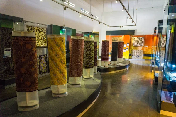 Batik koleksiyonu motif ve desen Pekalongan Endonezya Batik Müzesi Fotoğraf üzerinde görüntülenen çeşitli tür