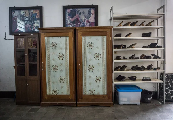 Herramientas de impresión expuestas en un estante blanco cerca del armario hecho de madera foto tomada en el Museo Batik Pekalongan Indonesia —  Fotos de Stock