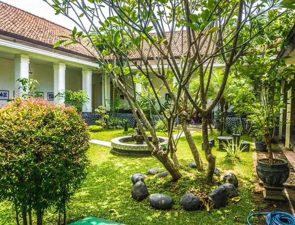 Красивый сад со старым зданием и фонтаном в музее Батик фото сделано в Pekalongan Индонезии — стоковое фото