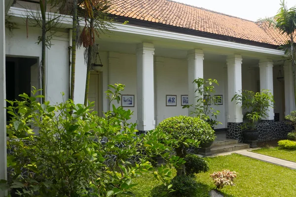 Taman indah dengan bangunan tua di Museum Batik foto yang diambil di Pekalongan Indonesia — Stok Foto