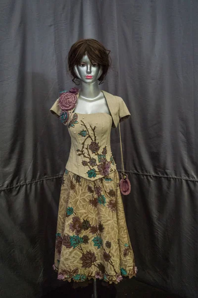 Красивое платье с батиковым рисунком выставлено в музее Батик на фотографии, сделанной в Пекалонган Индонезия — стоковое фото