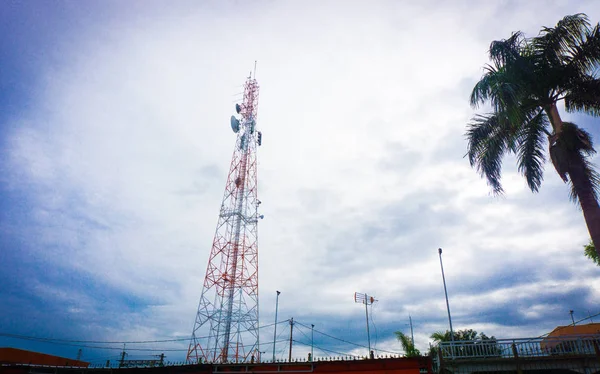 Et telekommunikationstårn med overskyet himmel som baggrundsbillede taget i Bogor Indonesien - Stock-foto