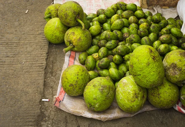 Pan de fruta y ambarella encima del saco de plástico vendido en el mercado tradicional en Bogor Indonesia — Foto de Stock