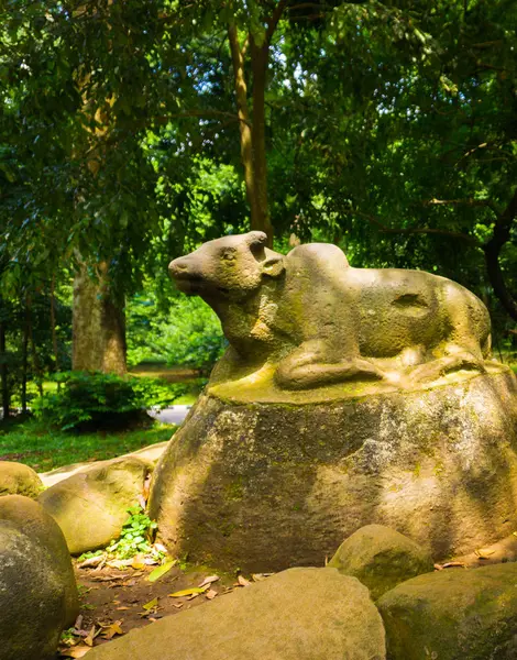 Скульптура из коровы, сделанная из камня, сделанная в Кебун Райя Богор Индонезия — стоковое фото