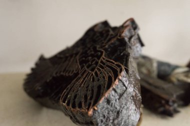 İşleme ve Pekalongan Endonezya'da çekilmiş bir pul fotoğrafı gibi kullanılan Batik için araçları yazdırma