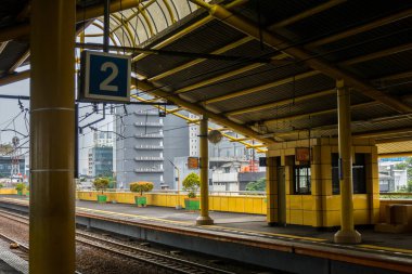 Tren istasyonunda şehir manzaralı Jakarta Endonezya Jakarta fotoğraf platformu sayı 2 mavi tabela