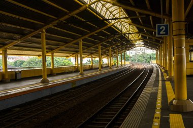 tren istasyonu fotoğraf Jakarta Endonezya'da boş platformları
