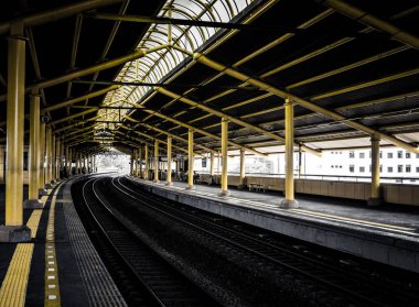 tren istasyonu fotoğraf Jakarta Endonezya'da boş platformları