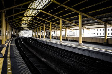 tren istasyonu fotoğraf Jakarta Endonezya'da boş platformları